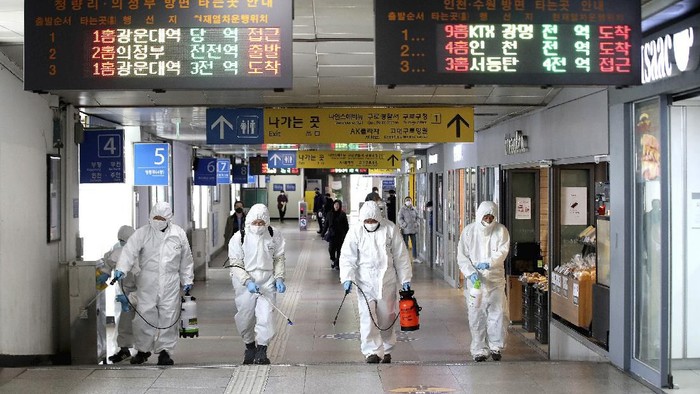 Disinfeksi corona dengan menyemprotkan disinfektan terus dilakukan di setiap sudut tempat di Korea Selatan. Salah satunya di tempat karaoke.