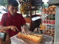 Roti John Isi Daging hingga Cokelat Pisang yang Laris di Kedai Ini
