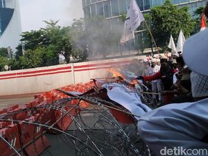 Massa PA 212-FPI Bakar Poster PM Narendra Modi di Depan Kedubes India
