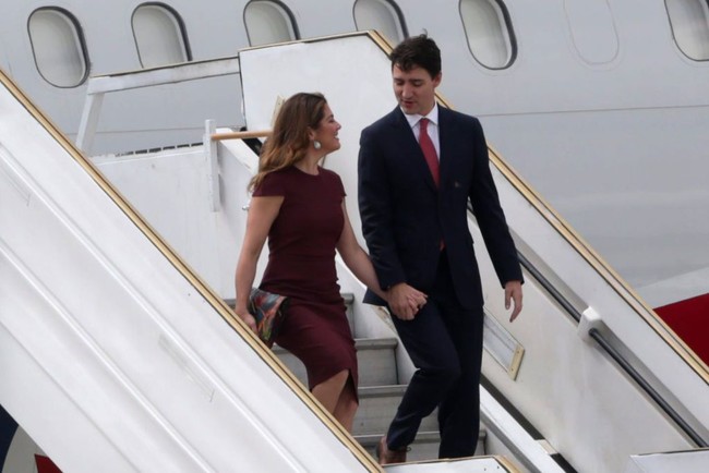 Sebagai istri perdana menteri, Sophie Grégoire Trudeau, kerap menemani sang suami bepergian menjalankan tugas kenegaraannya. Wanita 44 tahun ini pun memilih gaya feminin dan elegan. Foto: Getty Images/Daniel Jayo
