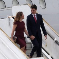 Sebagai istri perdana menteri, Sophie Grégoire Trudeau, kerap menemani sang suami bepergian menjalankan tugas kenegaraannya. Wanita 44 tahun ini pun memilih gaya feminin dan elegan. Foto: Getty Images/Daniel Jayo
