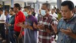 Warga Malaysia Salat Jumat Pakai Masker untuk Halau Corona