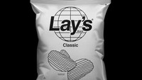 Jika tadi kemasan keripik kentang berupa kaleng. Kini keripik kentang yang kemasannya adalah plastik. Kemasan Lays yang punya warna menarik ini sekarang hanyalah warna hitam dan putih. Terlihat polos ya! Foto: Istimewa