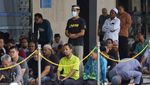 Warga Malaysia Salat Jumat Pakai Masker untuk Halau Corona