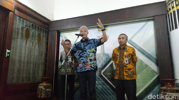 Gubernur Jateng, Ganjar Pranowo memberi pernyataan tentang Pasien Positif Corona di Jateng, Semarang, Jumat (13/3/2020).