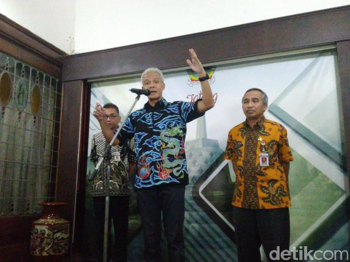 Gubernur Jateng, Ganjar Pranowo memberi pernyataan tentang Pasien Positif Corona di Jateng, Semarang, Jumat (13/3/2020).