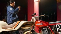 Sebelumnya saat proses loading berlangsung, beberapa builder asal Amerika yang hadir tetap memberikan sambutan dan apresiasi positif terhadap motor-motor pemenang Suryanation Motorland. Bahkan seluruh rombongan juga menyempatkan untuk melihat, berbincang dan diskusi mengenai beberapa motor custom yang akan dipamerkan di Mama Tried Show. Foto: Doc: Suryanation Motorland