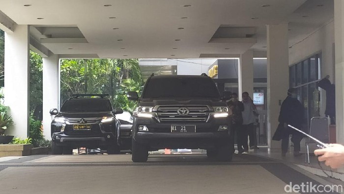 Mobil dinas Mendagri Tito Karnavian RI 21 di RSUP Persahabatan (Luqman Arunanta/detikcom)