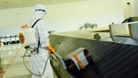 Anggota menyemprotkan infektan tiap sudut bandara, salah satunya di pintu kedatangan internasional, Terminal III Soekarno-Hatta.