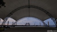 Pantai Ancol yang jadi primadona wisata di Jakarta terpaksa ditutup.