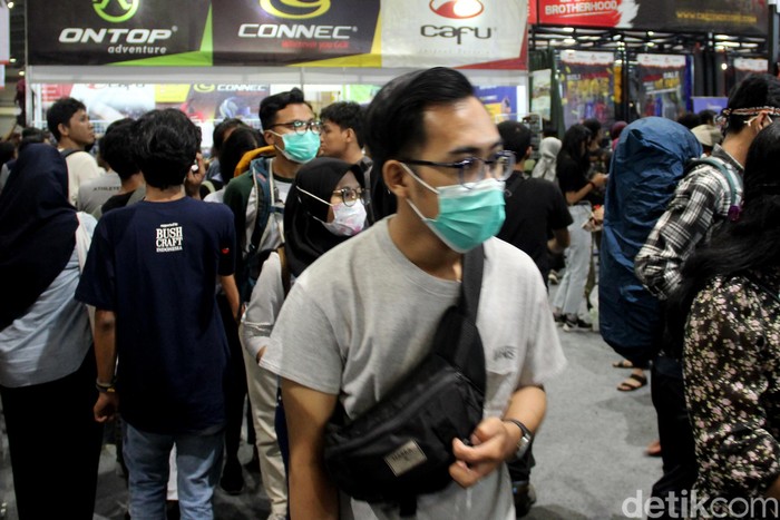 Pengunjung 'Bermasker' Padati Indofest 2020 Pemandangan berbeda terlihat dari gelaran hari ke-3 Indonesia Outdoor Festival (Indofest) 2020. Para pengunjung terlihat mengenakan masker untuk antisipasi corona.