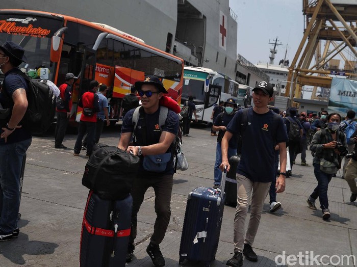 Sebanyak 188 WNI ABK World Dream yang telah menjalani masa observasi di Pulau Sebaru kini tiba di Pelabuhan Kolinlamil, Tanjung Priok, Jakut.