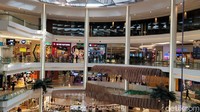 Akan tetapi, untuk tenant-tenant tertentu terutama tenant Fashion & Accessori, IT & Gadget, Hair and Beauty, Art, Craft & Antique hingga department store juga terlihat sepi pengunjung. Foto: Soraya Novika/detikcom
