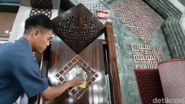 Cegah Penyebaran Corona, Pengurus Masjid Almarkaz Makassar Gulung Karpet