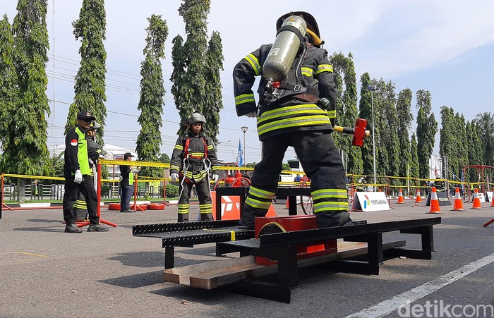 Adu Ketangkasan Petugas Damkar Seluruh Jawa dan Bali Melalui kompetisi Fire Fighter Combat se-Jawa-Bali, yang diadakan oleh Pertamina RU IV Cilacap, petugas damkar diuji kemampuan dan ketangkasannya dalam segala bidang.