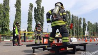 Pantang pulang sebelum padam adalah motto yang diemban oleh anggota pemadam kebakaran di Indonesia. Melalui sebuah kompetisi Fire Fighter Combat se Jawa - Bali, yang diadakan oleh Pertamina RU IV Cilacap, petugas damkar diuji kemampuan dan ketangkasannya dalam segala bidang.