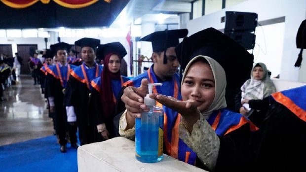 Cegah Corona, Wisuda Ke-121 ITS Digelar Tanpa Jabat Tangan