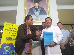 Komisi IX Serahkan Buku Panduan Penanganan Corona dari China ke Menkes