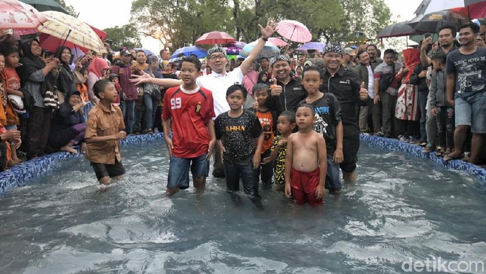 Ridwan Kamil resmikan Alun-alun Sumedang