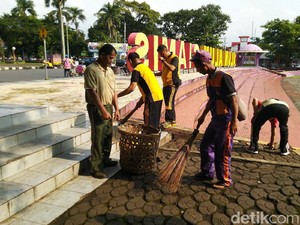Tangkal Corona, Polisi-TNI dan Warga Ciamis Bebersih Tempat Umum