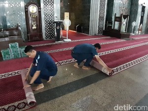 Cegah Penyebaran Corona, Pengurus Masjid Almarkaz Makassar Gulung Karpet