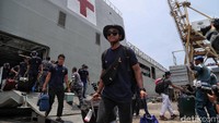 Pukul 11.54 WIB gerbang pintu kapal KRI Semarang akhirnya terbuka. Pintu tersebut digunakan sebagai tempat keluar para peserta observasi dan petugas pendamping untuk menjejakkan kaki di Kolinlamil.
