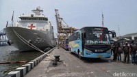 Pantuan detikcom di Kolinlamil, Tanjung Priok, Jakarta Utara, Sabtu (14/3/2020) pukul 11.20 WIB, rombongan WNI telah tiba. 188 WNI tersebut diangkut menggunakan kapal Landing Craft Utility 594 milik KRI Semarang.