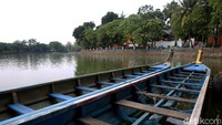 Perahu-perahu bersandar tanpa aktivitas.