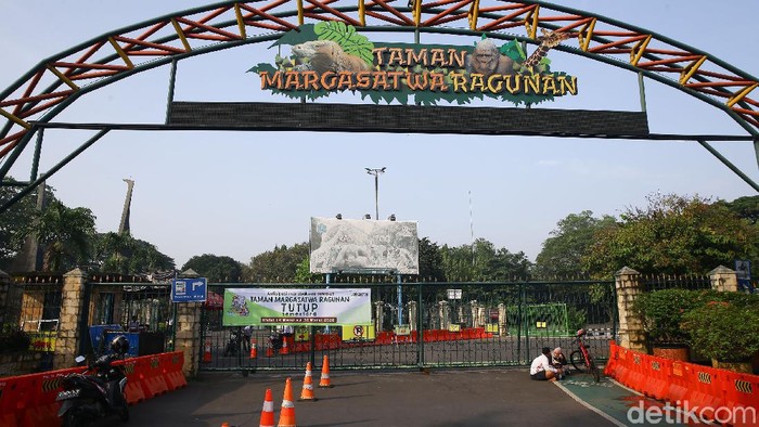 Pemprov DKI Jakarta selama dua pekan ke depan resmi menutup sejumlah tempat wisata di Ibu Kota. Salah satunya Kebun Binatang Ragunan.