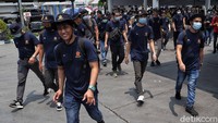 Pukul 11.58 rombongan WNI ABK World Dream keluar dari KRI Semarang. Para peserta terlihat menggunakan masker ketika keluar dari kapal.