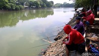 Meski ditutup, beberapa warga tetap beraktivitas seperti memancing.