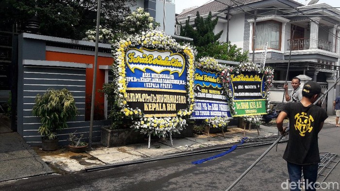 Karangan bunga dari Kapolri-Kepala BIN berjejer di rumah duka almarhum Kepala PPATK Kiagus Ahmad Badarudin
