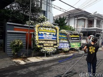 Taruh Karangan Bunga di Depan Rumah Tetangga Hingga Halangi Jalan, Bisa Dituntut?