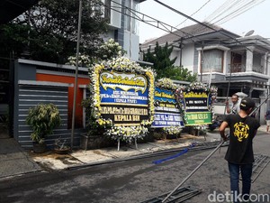 Karangan Bunga dari Kapolri-Kepala BIN Berjejer di Rumah Duka Kepala PPATK