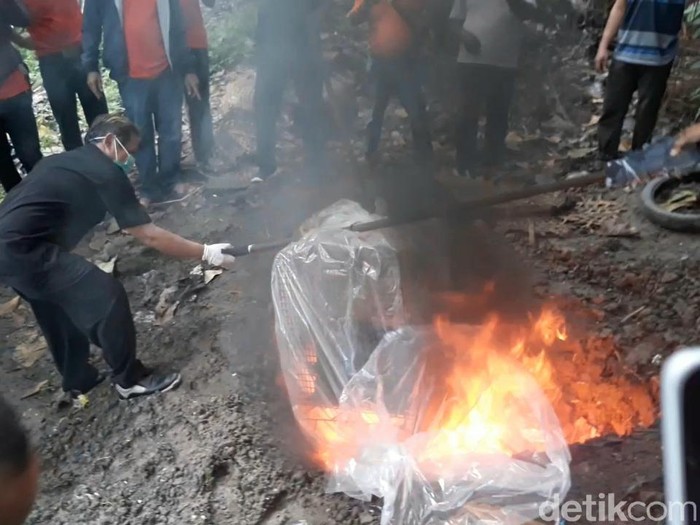 Pemusnahan kelelawar yang dijual di Pasar Depok, Solo, Sabtu (14/3/2020).