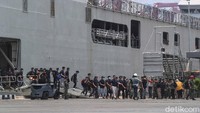 Para WNI tersebut nantinya akan diserahkan kepada pemerintah daerah masing-masing.