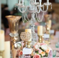 Kalau ini dekorasi meja makan pesta bridal shower Jessica. Gaya klasik romantis diusung sebagai temanya. Mungkin bisa jadi inspirasi buat kamu. (Foto: Instagram/@inijedar)