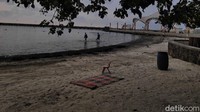 Beberapa petugas juga memanfaatkan keadaan sepi ini untuk membersihkan lokasi.