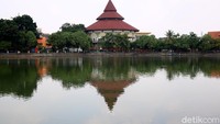 Perkampungan Budaya Betawi Setu Babakan di Jagakarsa, Jakarta Selatan juga ikut ditutup. Muhammad Ridho/detikcom.