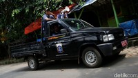 Pihak pengelola juga mengumumkan ditutupnya kawasan budaya tersebut lewat pengeras suara.