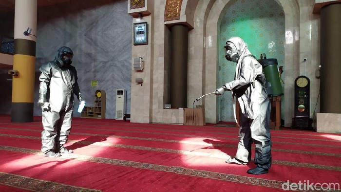 Petugas semprotkan disinfektan di Majid Raya Bandung Jawa Barat