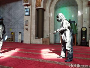 Pandemi Corona, Alun-alun Bandung dan Masjid Agung Disemprot Disinfektan