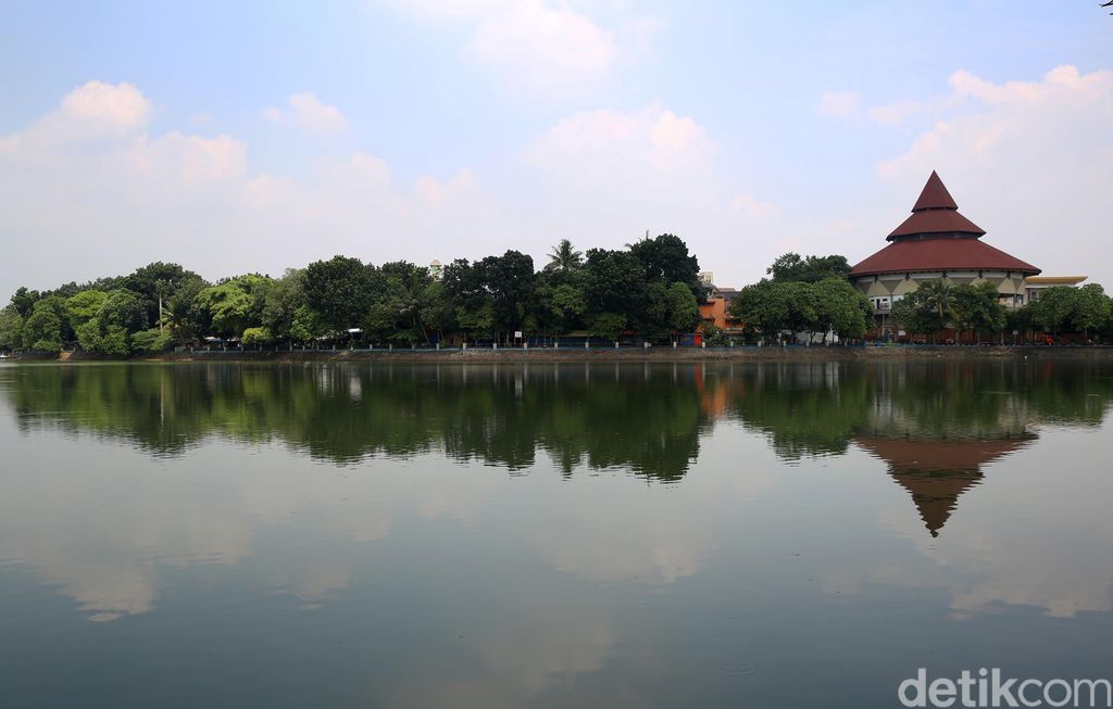 Belasan destinasi wisata di Ibu Kota terpaksa ditutup sementara imbas virus corona yang merebak. Perkampungan budaya Betawi Setu Babakan juga ditutup.
