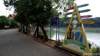 Di saat bersamaan, kebijakan untuk mencegah penyebaran virus Corona di DKI Jakarta itu pun kian memperburuk pariwisata yang tengah lesu.