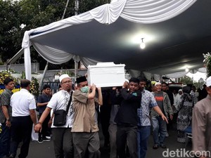 Jenazah Kepala PPATK Tiba di Rumah Duka