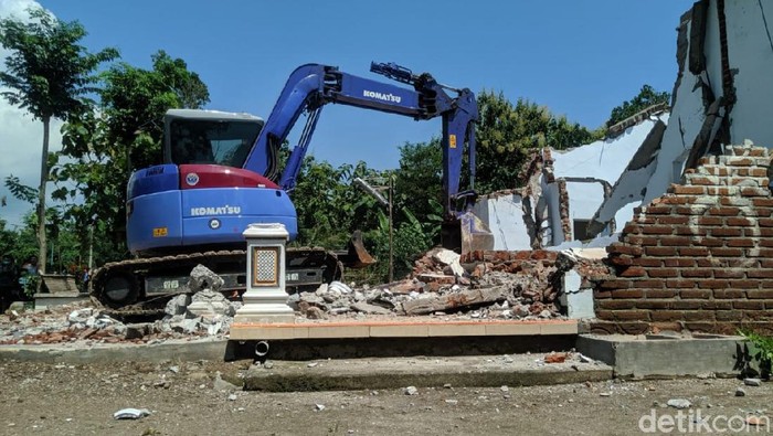 viral suami selingkuh istri robohkan rumah dengan alat berat