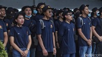 Sebelum para ABK keluar, Pangobwilhan I Laksamana Madya Yudo Margono memimpin keluar dari kapal. Para ABK kini memasuki ruangan di Kolinlamil.