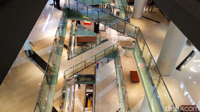 Mal Grand Indonesia Sepi di Tengah Virus Corona Mal Grand Indonesia Sepi di Tengah Virus Corona