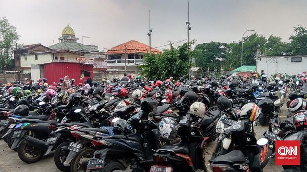 Imbauan Anies Agar Tak Keluar, Warga Masih Padati Pusat Keram