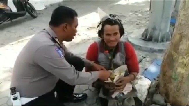 Inpiratif! 5 Polisi Indonesia Ini Bagikan Makanan Gratis untuk Masyarakat
